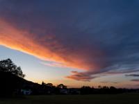 Rotorange leuchtende Wolkenfront über Aschau